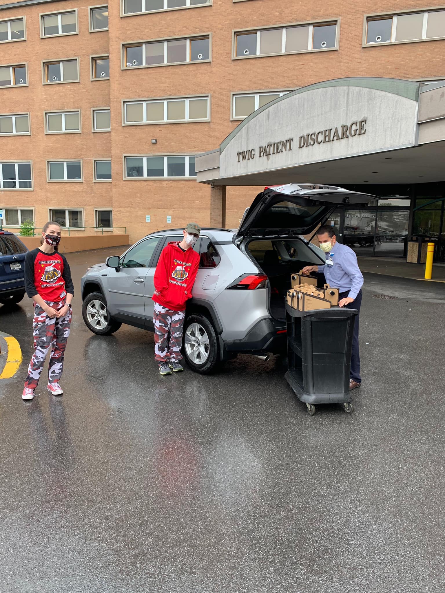 Students delivering snacks and coffee to Rochester General Hospital